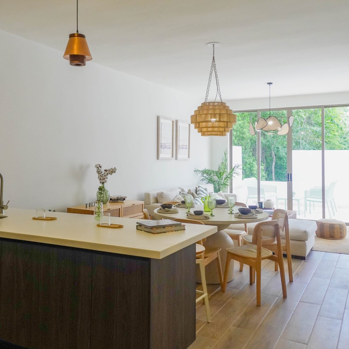 Estancia del departamento muestra desde la barra de la cocina: comedor, sala y ventanal a la terraza