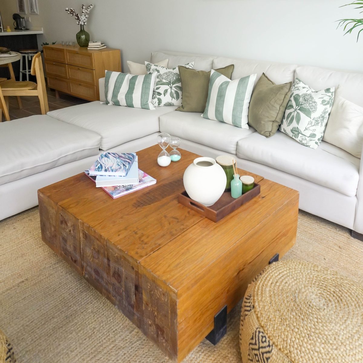 Sala con sofá en L y mesa de centro de madera