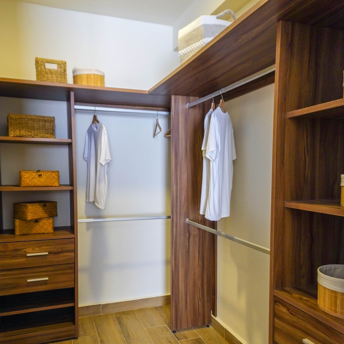 Vestidor con entrepaños, cajones y tubos de colgado en madera