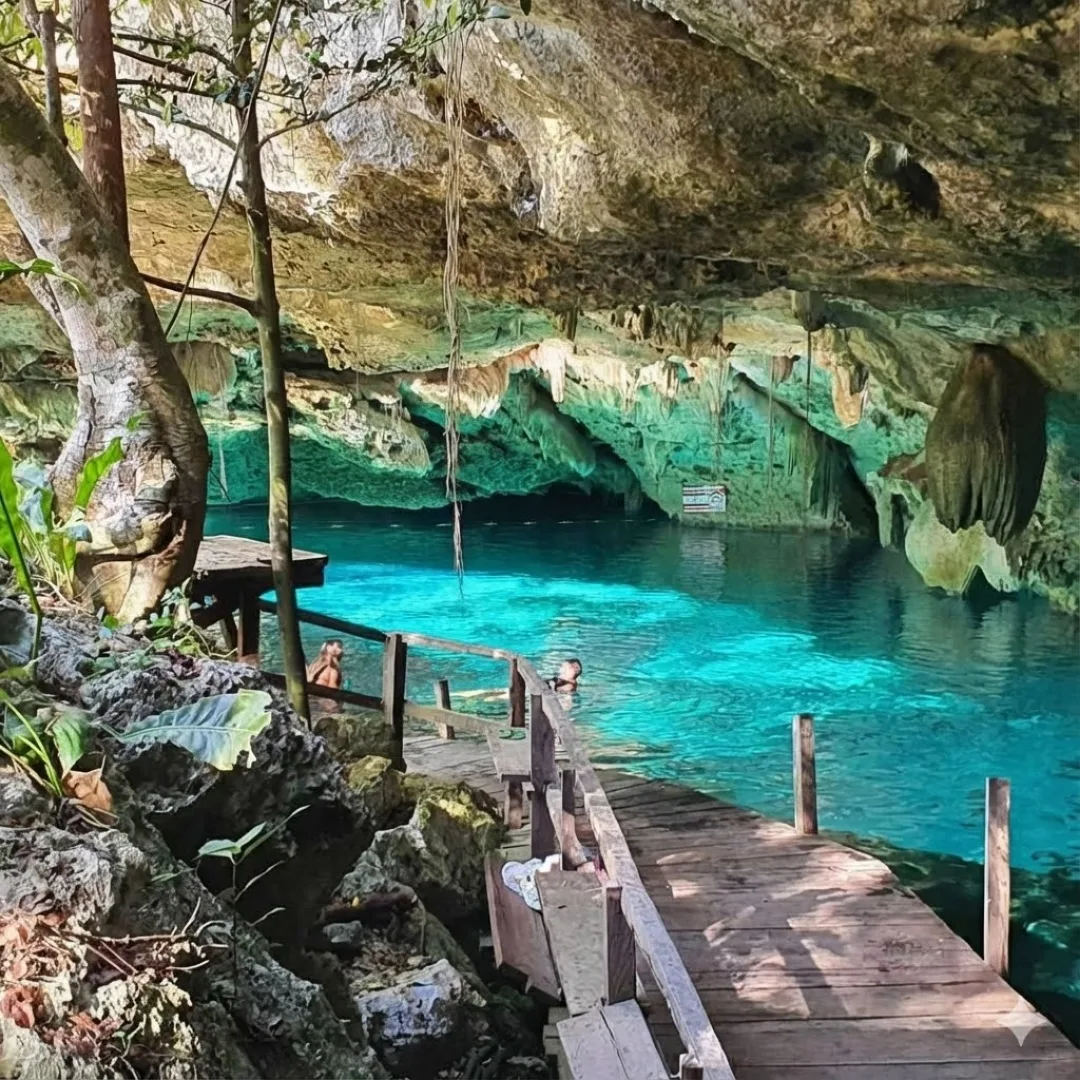 Cenote en Quintana Roo con aguas cristalinas