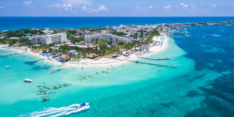 Costa de Isla Mujeres frente al mar Caribe