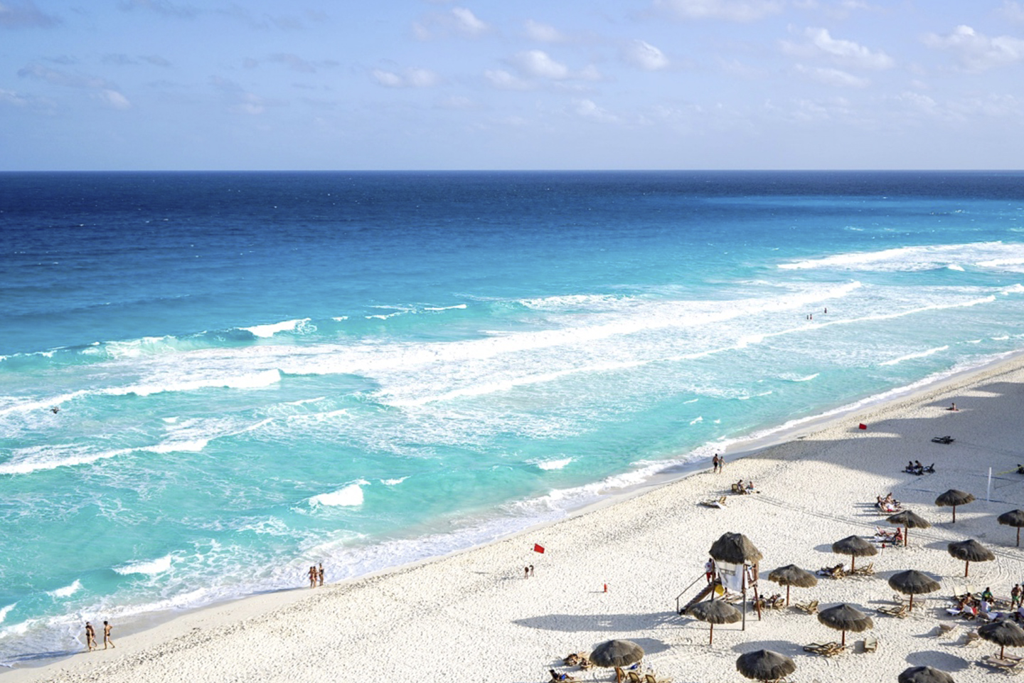 Playa Delfines en Cancún con vista al Caribe turquesa